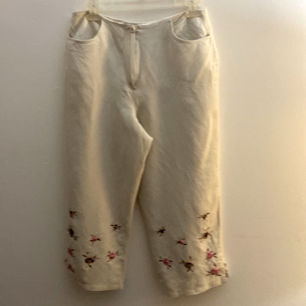 Larry Levine sport cream color capris, size 10, lined.